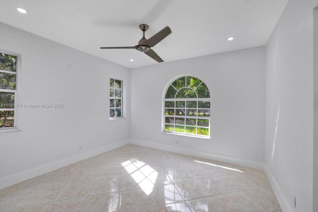 Recientemente alquilado: $3,400 (3 camas, 2 baños, 1987 Pies cuadrados)