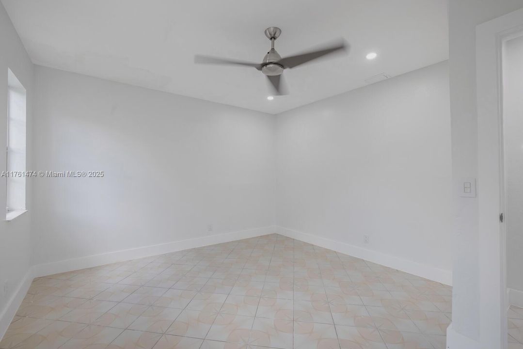 Recientemente alquilado: $3,400 (3 camas, 2 baños, 1987 Pies cuadrados)