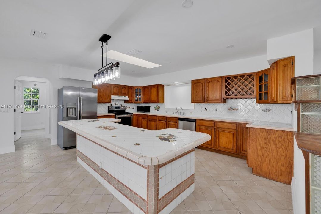 Recientemente alquilado: $3,400 (3 camas, 2 baños, 1987 Pies cuadrados)