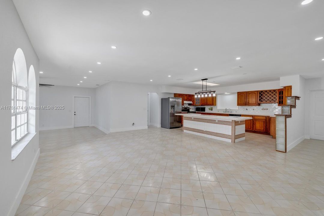 Recientemente alquilado: $3,400 (3 camas, 2 baños, 1987 Pies cuadrados)