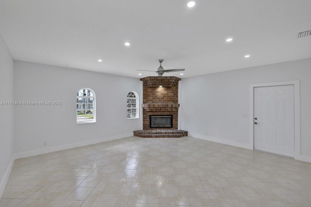 Recientemente alquilado: $3,400 (3 camas, 2 baños, 1987 Pies cuadrados)