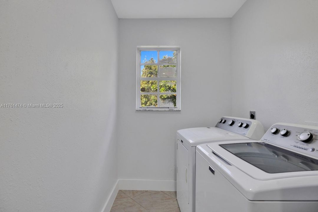 Recientemente alquilado: $3,400 (3 camas, 2 baños, 1987 Pies cuadrados)