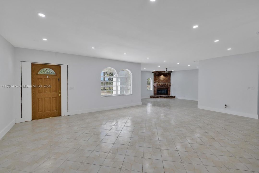 Recientemente alquilado: $3,400 (3 camas, 2 baños, 1987 Pies cuadrados)