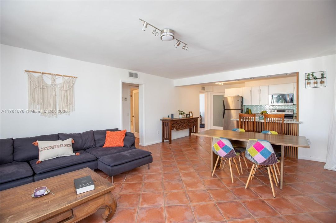 For Sale: $345,000 (3 beds, 2 baths, 1240 Square Feet)