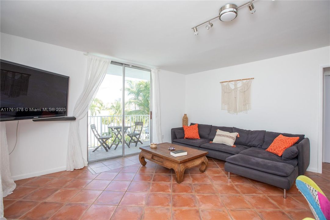 For Sale: $345,000 (3 beds, 2 baths, 1240 Square Feet)