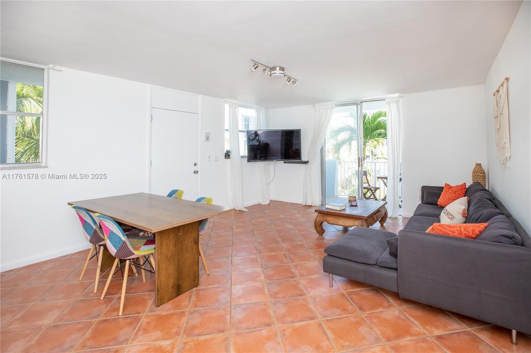 For Sale: $345,000 (3 beds, 2 baths, 1240 Square Feet)