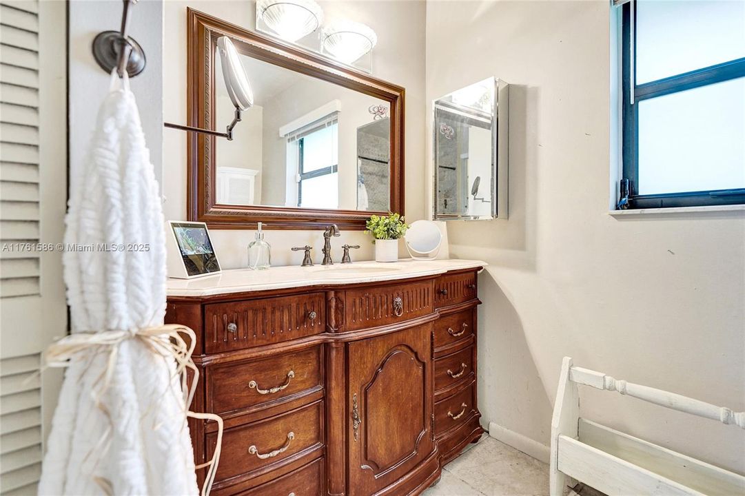 Recently Sold: $535,000 (3 beds, 2 baths, 1586 Square Feet)