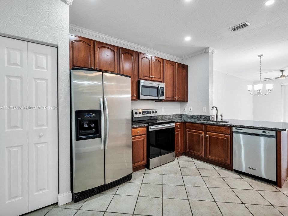 For Sale: $469,000 (2 beds, 2 baths, 1155 Square Feet)