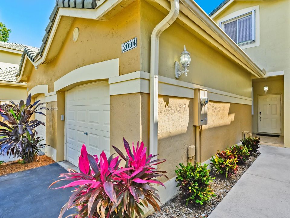 For Sale: $469,000 (2 beds, 2 baths, 1155 Square Feet)