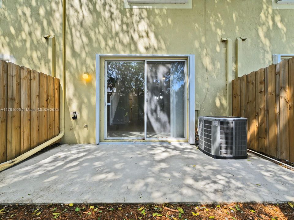 For Sale: $469,000 (2 beds, 2 baths, 1155 Square Feet)