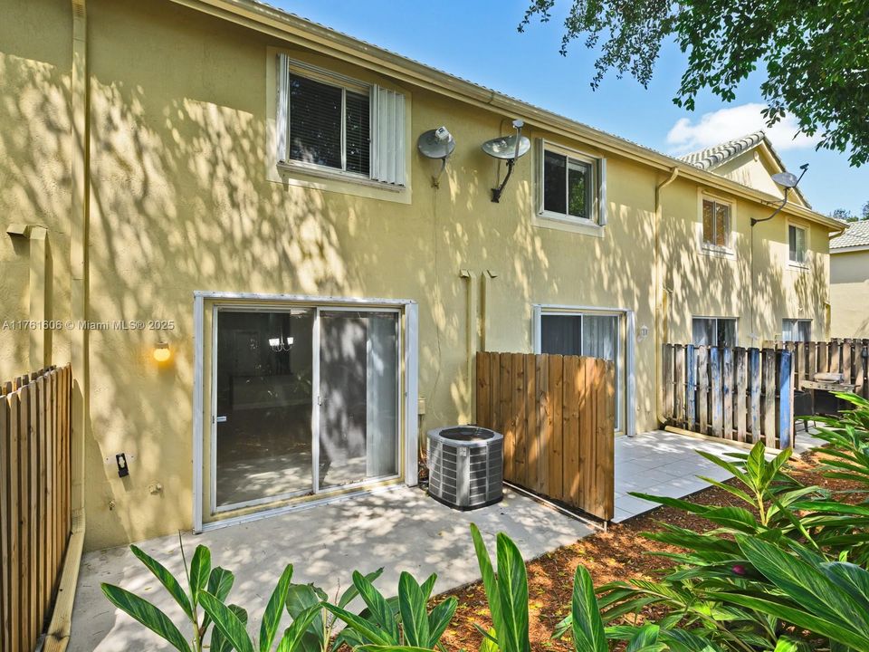 For Sale: $469,000 (2 beds, 2 baths, 1155 Square Feet)