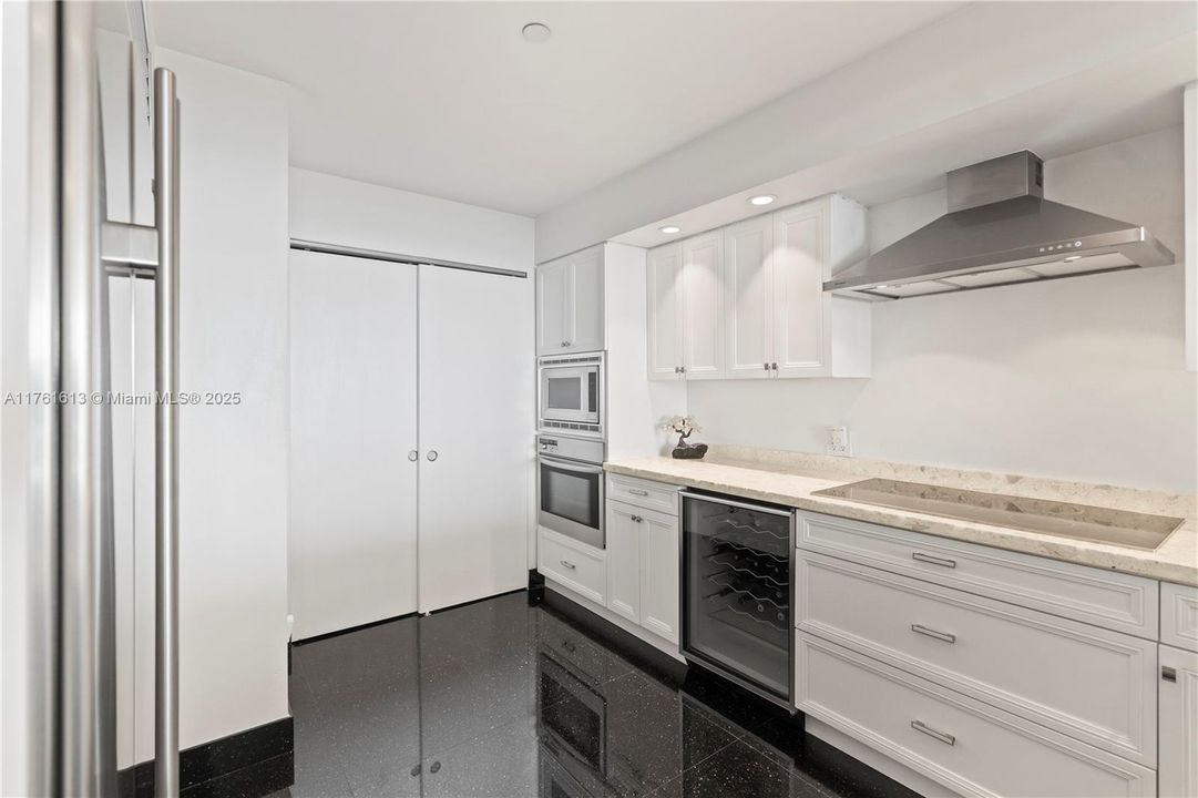 Недавно продано: $1,599,300 (2 спален, 3 ванн, 1730 Квадратных фут)