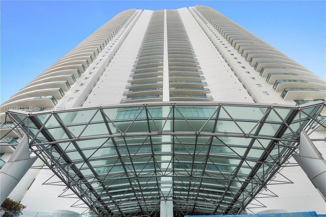 Недавно продано: $1,599,300 (2 спален, 3 ванн, 1730 Квадратных фут)