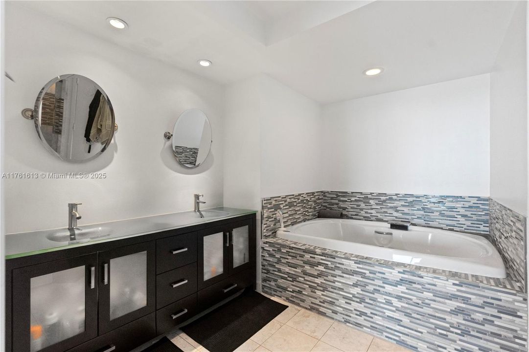 Недавно продано: $1,599,300 (2 спален, 3 ванн, 1730 Квадратных фут)