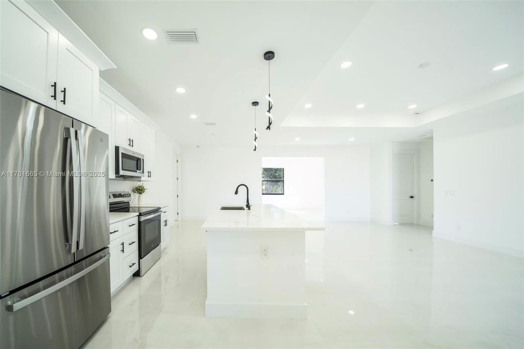 For Sale: $379,000 (4 beds, 2 baths, 1927 Square Feet)