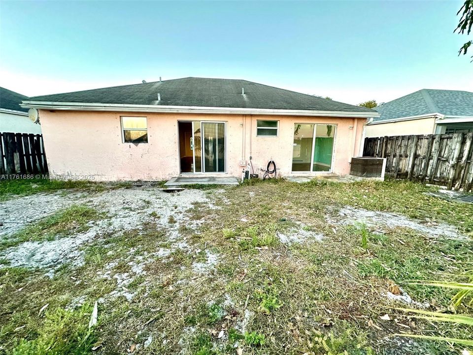 最近售出: $459,000 (3 贝兹, 2 浴室, 1205 平方英尺)