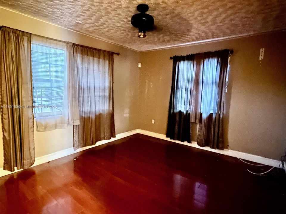 最近售出: $459,000 (3 贝兹, 2 浴室, 1205 平方英尺)