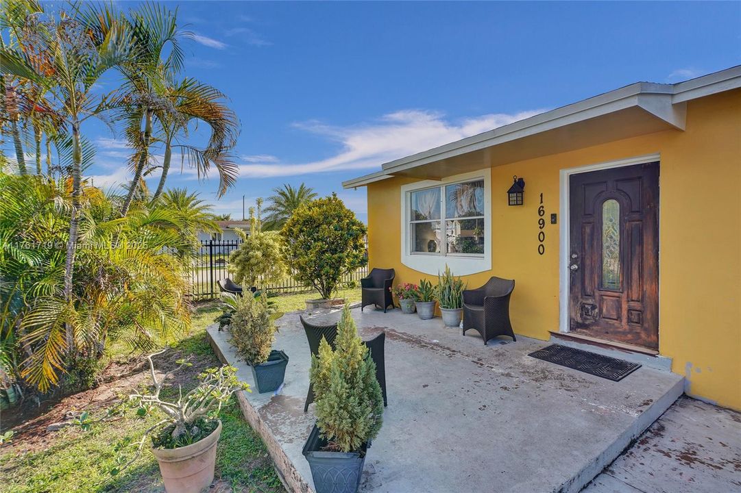 Recently Sold: $550,000 (4 beds, 2 baths, 1592 Square Feet)