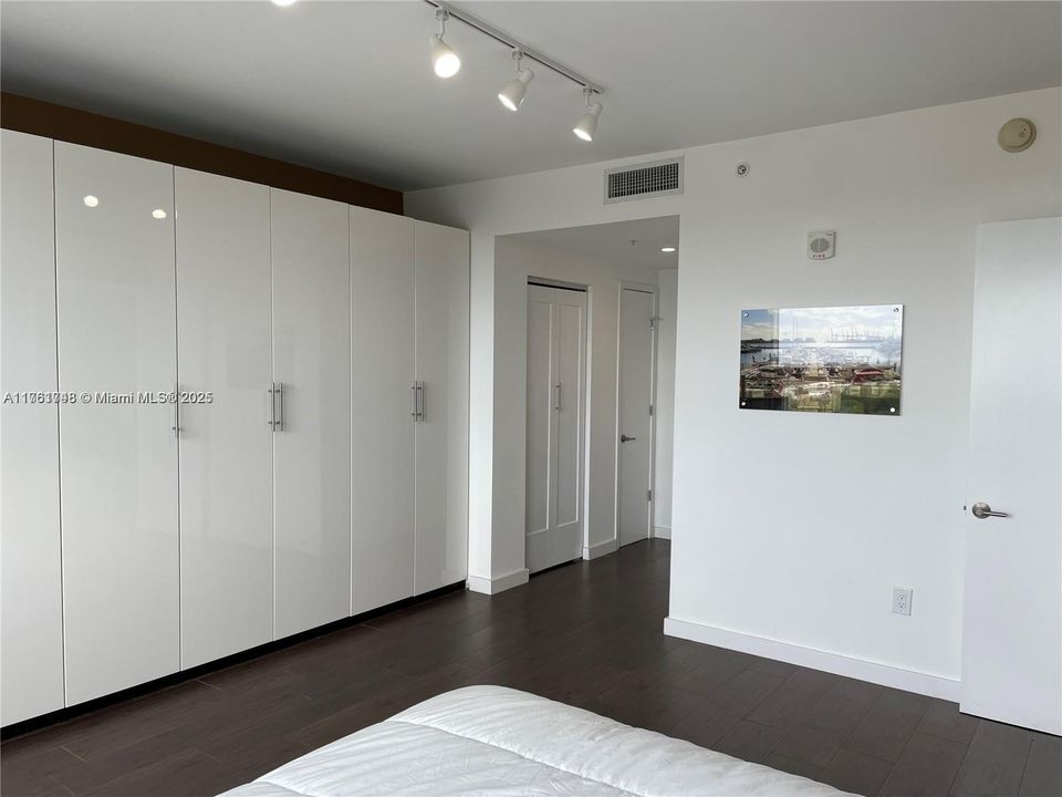 Custom wall to wall closet