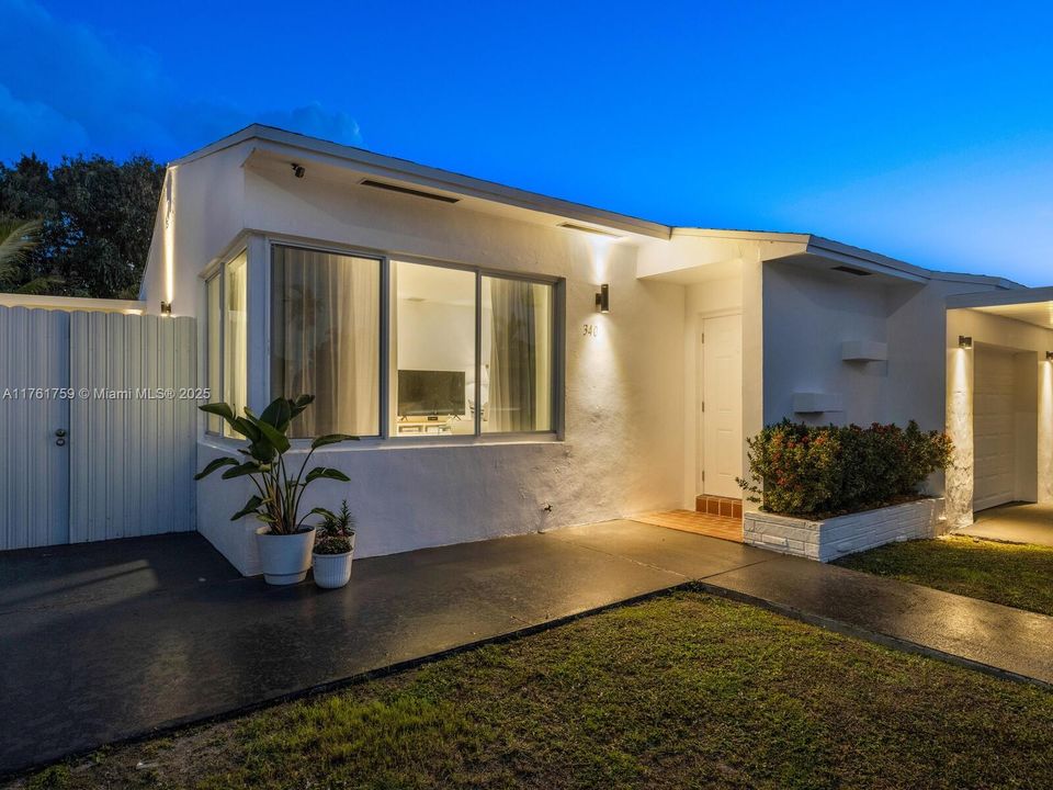 Recently Sold: $599,000 (3 beds, 2 baths, 1328 Square Feet)