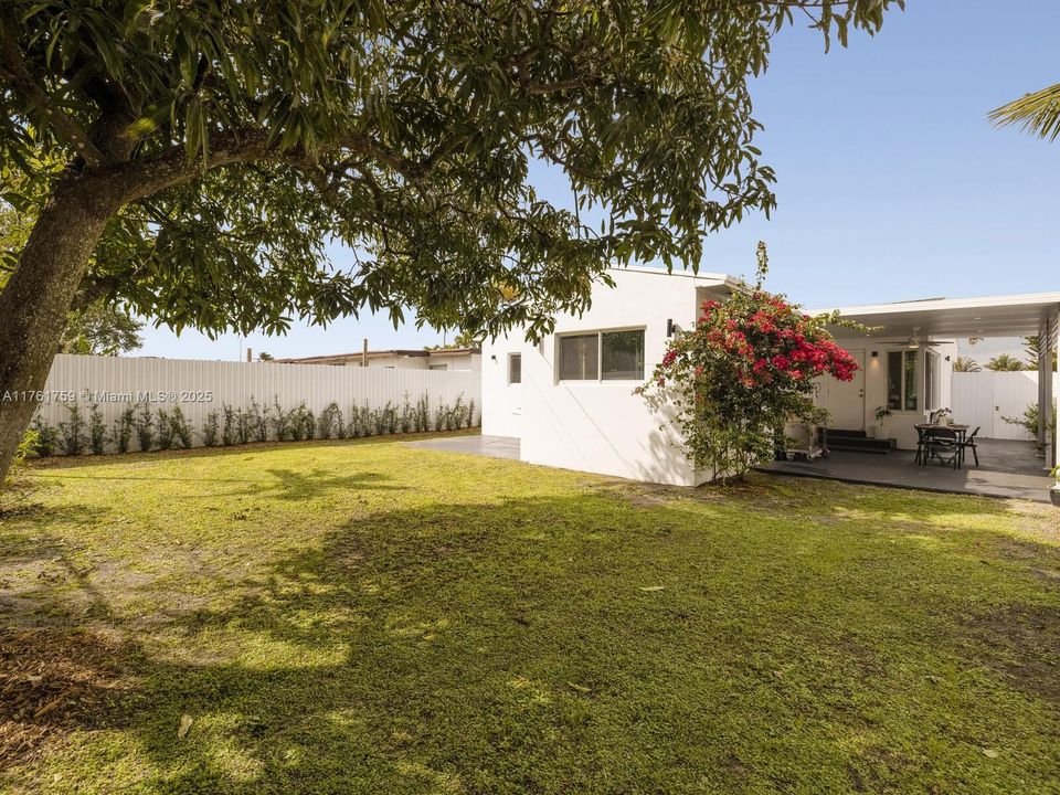 Recently Sold: $599,000 (3 beds, 2 baths, 1328 Square Feet)