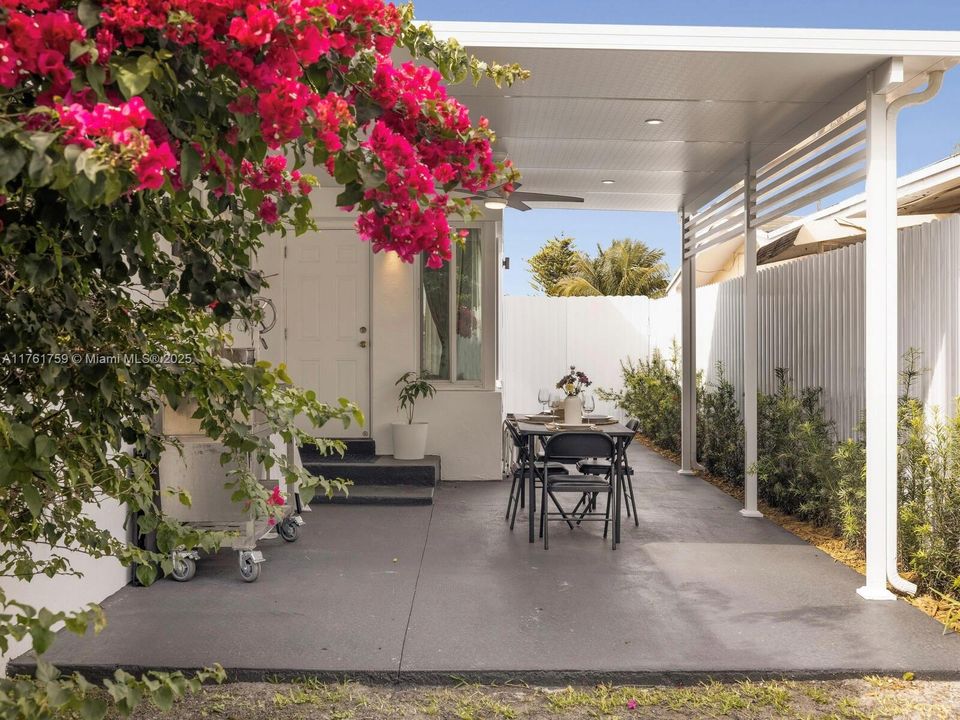 Recently Sold: $599,000 (3 beds, 2 baths, 1328 Square Feet)