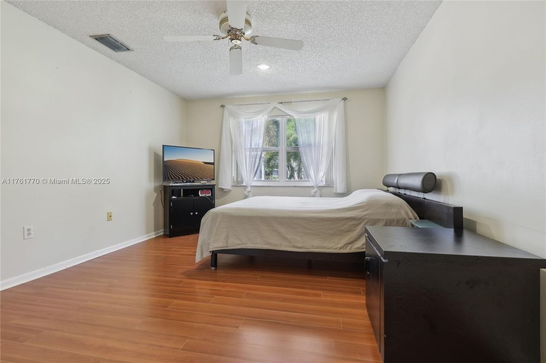 最近售出: $735,000 (4 贝兹, 2 浴室, 1740 平方英尺)