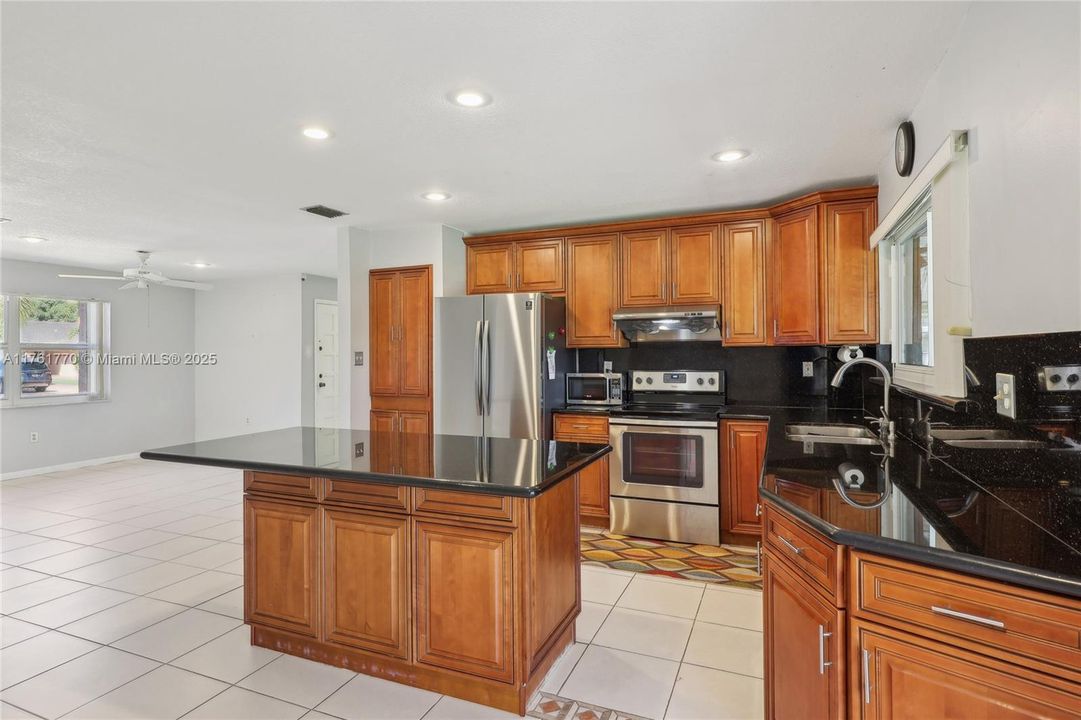 最近售出: $735,000 (4 贝兹, 2 浴室, 1740 平方英尺)