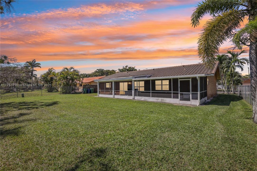 最近售出: $735,000 (4 贝兹, 2 浴室, 1740 平方英尺)