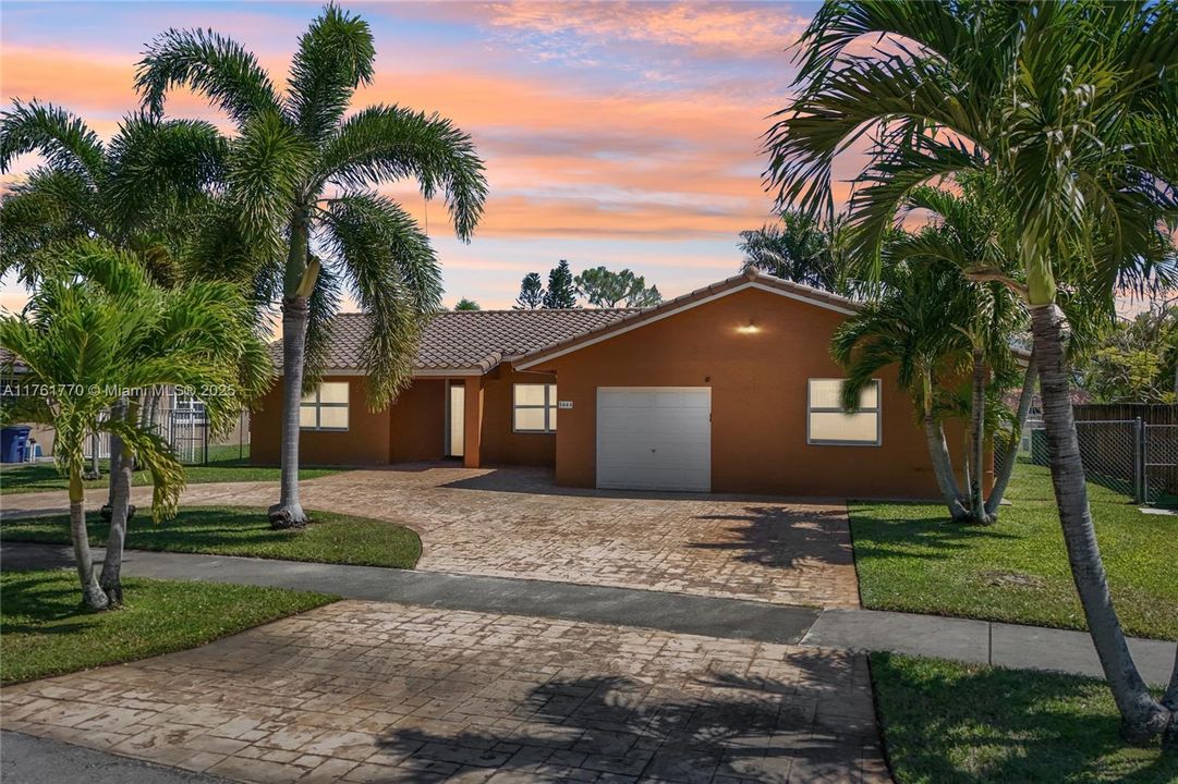 最近售出: $735,000 (4 贝兹, 2 浴室, 1740 平方英尺)