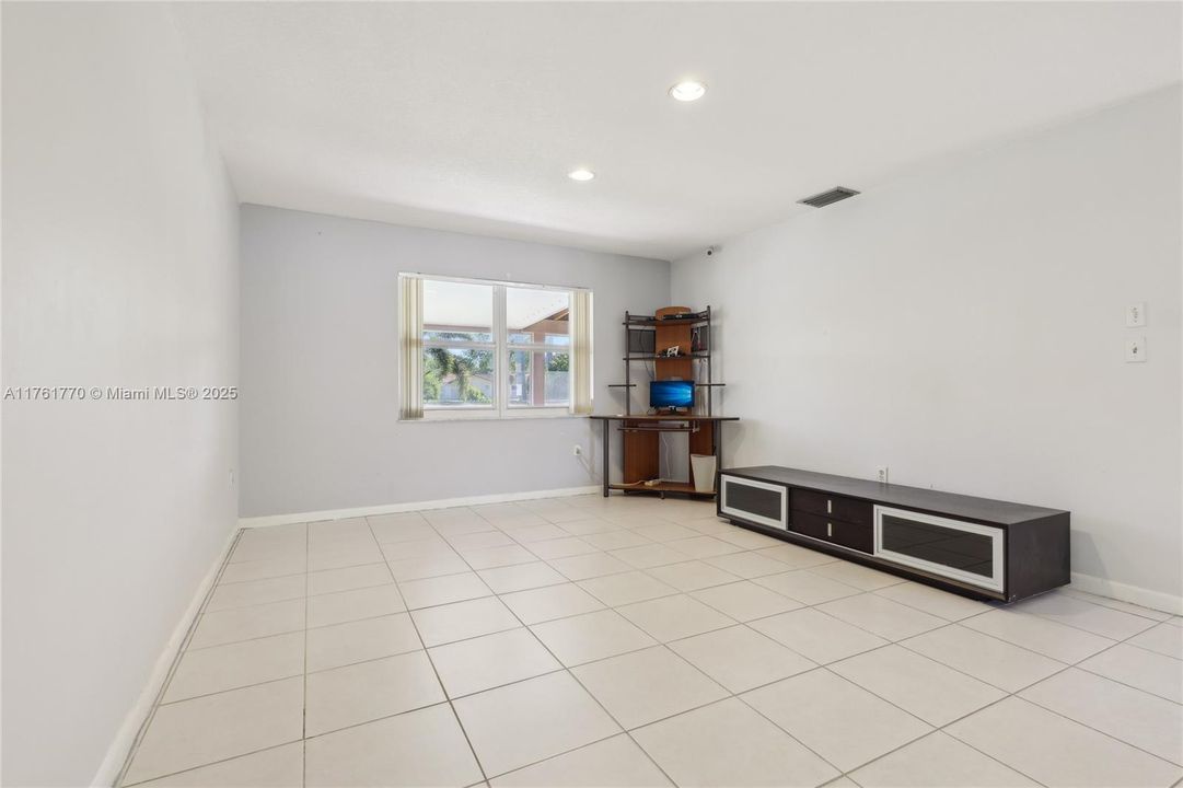 最近售出: $735,000 (4 贝兹, 2 浴室, 1740 平方英尺)