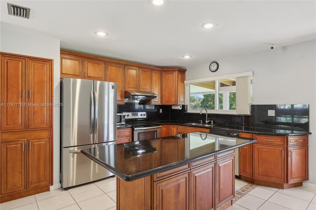 最近售出: $735,000 (4 贝兹, 2 浴室, 1740 平方英尺)