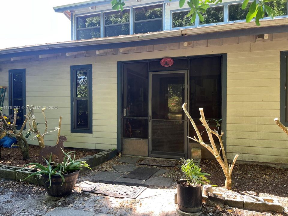 Vendido Recientemente: $615,000 (4 camas, 2 baños, 2192 Pies cuadrados)