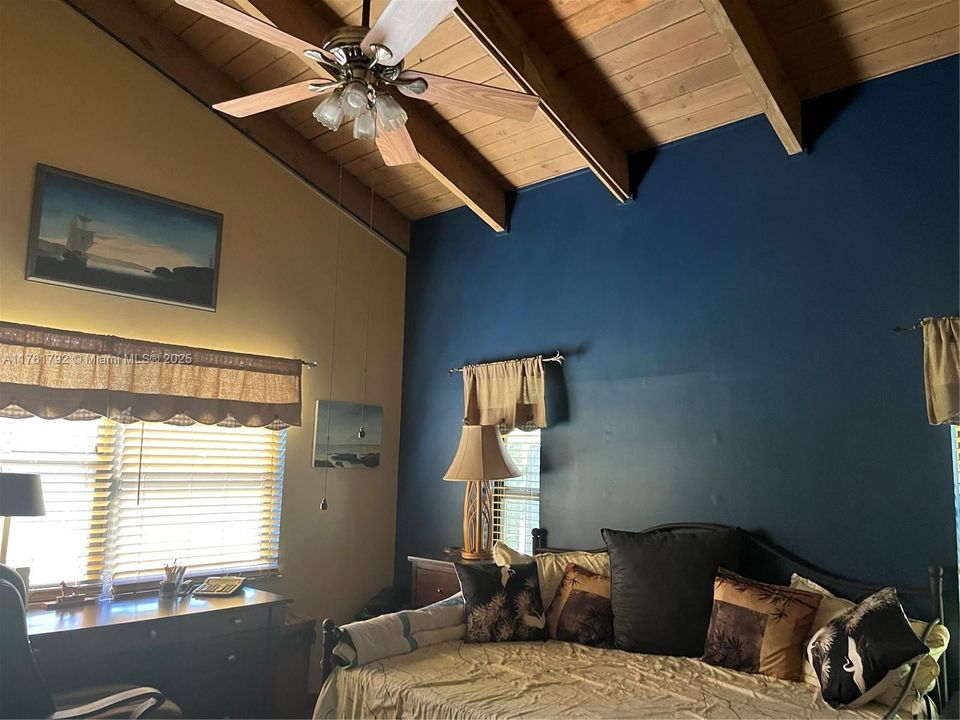Vendido Recientemente: $615,000 (4 camas, 2 baños, 2192 Pies cuadrados)