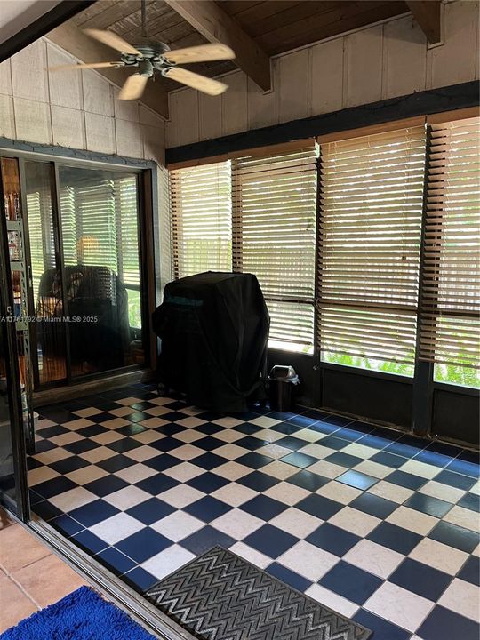 Vendido Recientemente: $615,000 (4 camas, 2 baños, 2192 Pies cuadrados)