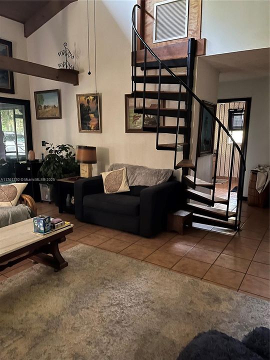 Vendido Recientemente: $615,000 (4 camas, 2 baños, 2192 Pies cuadrados)