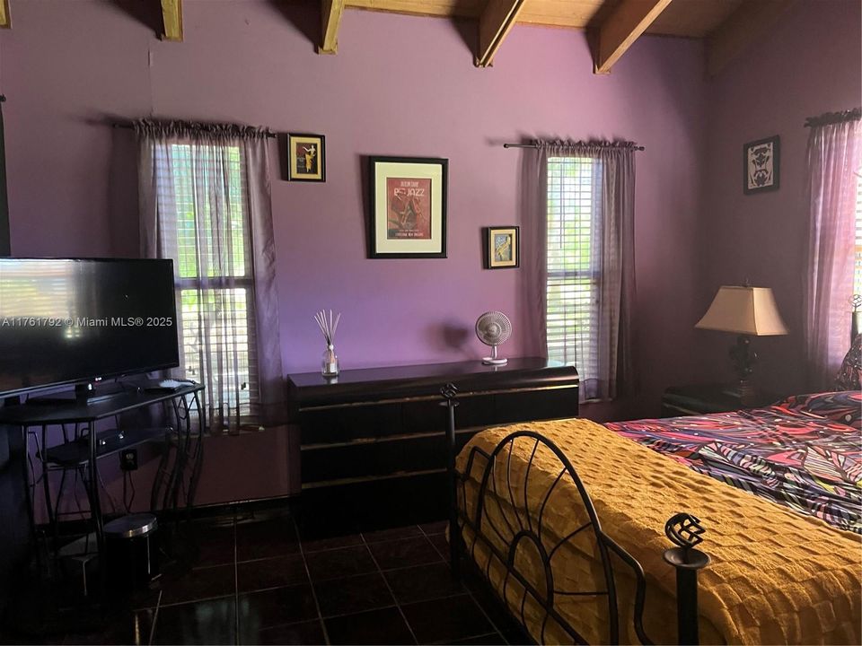 Vendido Recientemente: $615,000 (4 camas, 2 baños, 2192 Pies cuadrados)