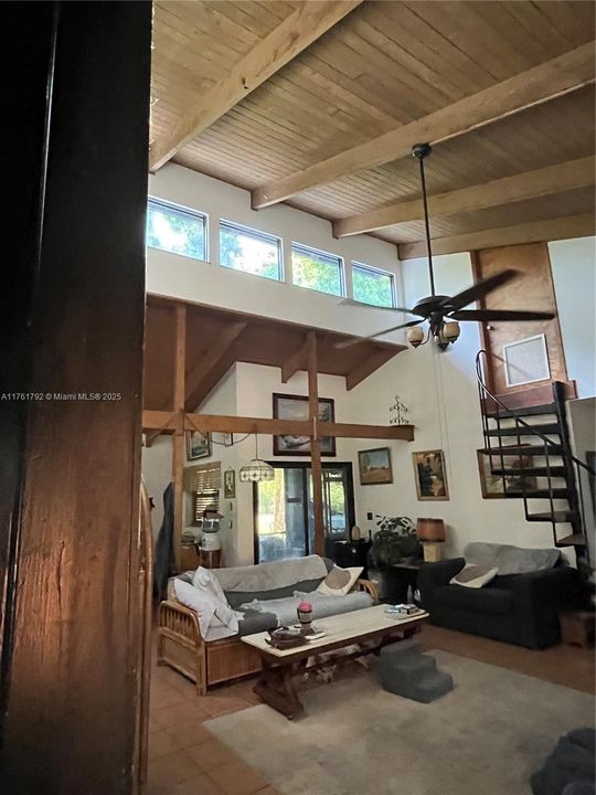 Vendido Recientemente: $615,000 (4 camas, 2 baños, 2192 Pies cuadrados)