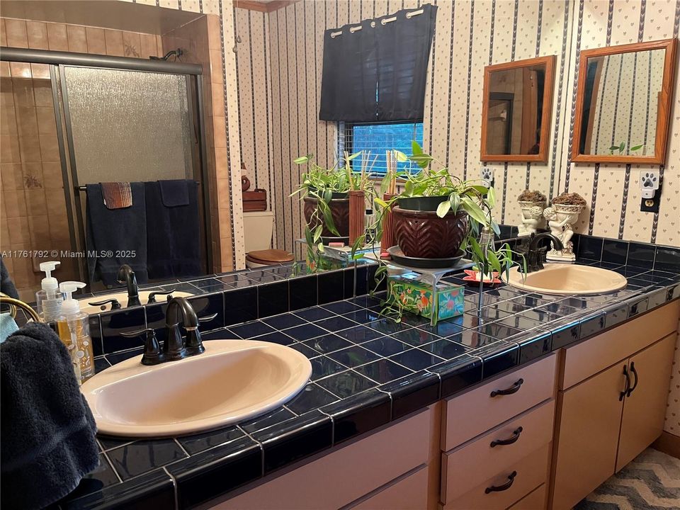 Vendido Recientemente: $615,000 (4 camas, 2 baños, 2192 Pies cuadrados)