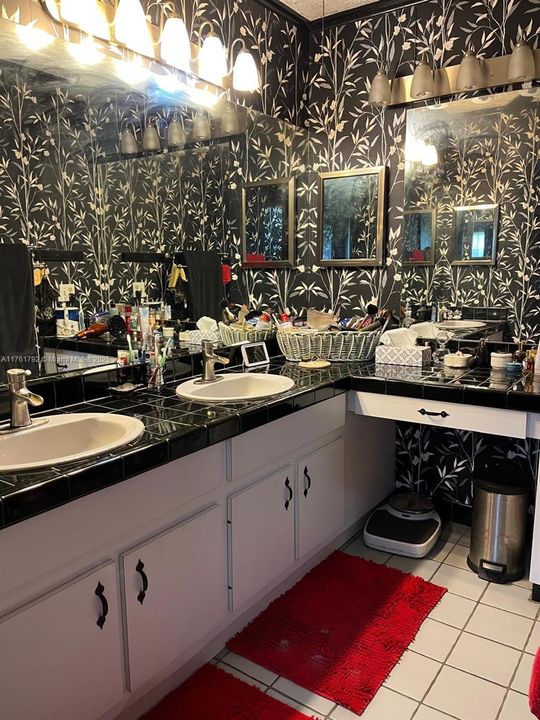 Vendido Recientemente: $615,000 (4 camas, 2 baños, 2192 Pies cuadrados)