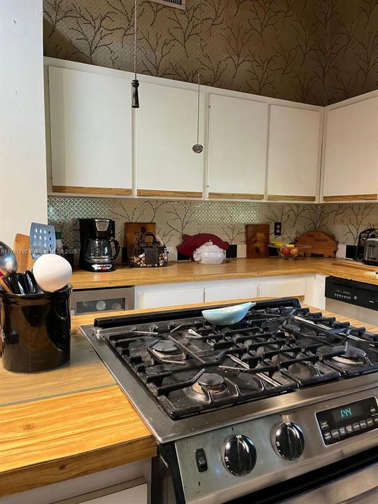 Vendido Recientemente: $615,000 (4 camas, 2 baños, 2192 Pies cuadrados)