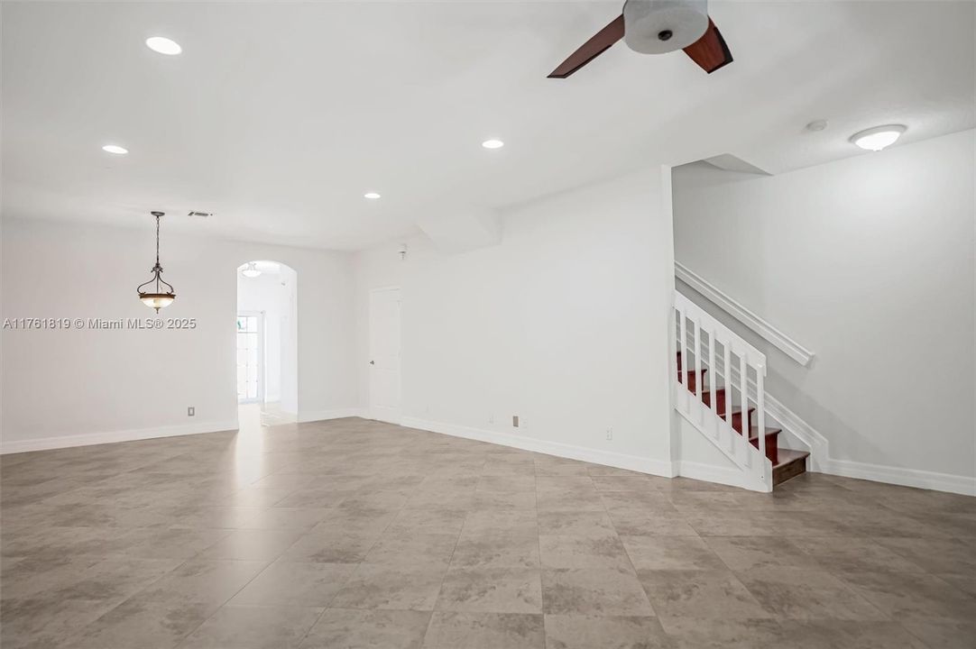 Недавно продано: $499,000 (3 спален, 2 ванн, 1669 Квадратных фут)