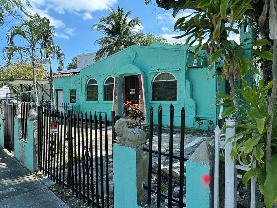 Recently Sold: $749,000 (3 beds, 2 baths, 3325 Square Feet)