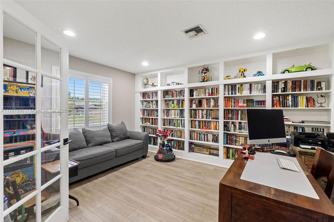 最近售出: $1,250,000 (4 贝兹, 3 浴室, 3007 平方英尺)