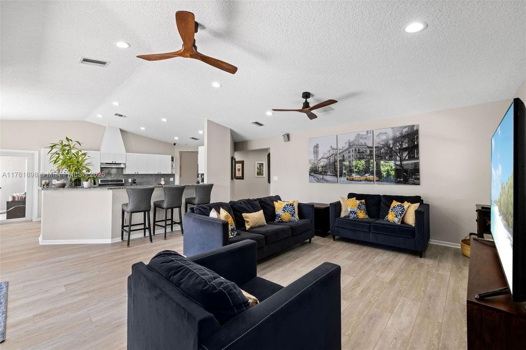 最近售出: $1,250,000 (4 贝兹, 3 浴室, 3007 平方英尺)