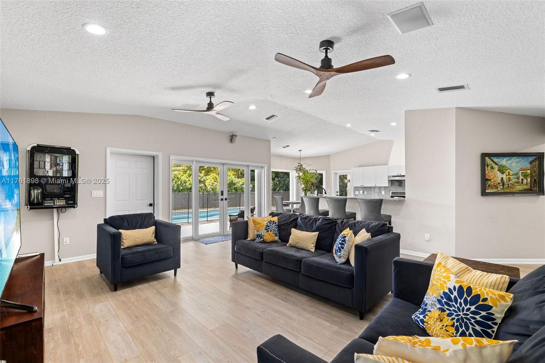 最近售出: $1,250,000 (4 贝兹, 3 浴室, 3007 平方英尺)