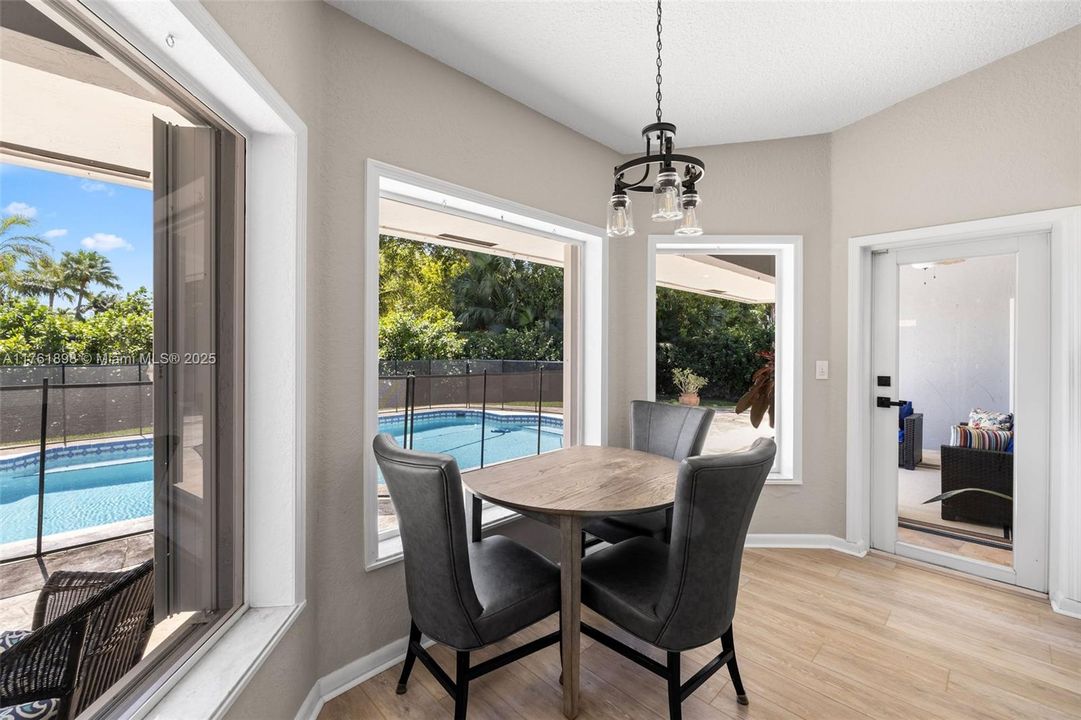 最近售出: $1,250,000 (4 贝兹, 3 浴室, 3007 平方英尺)