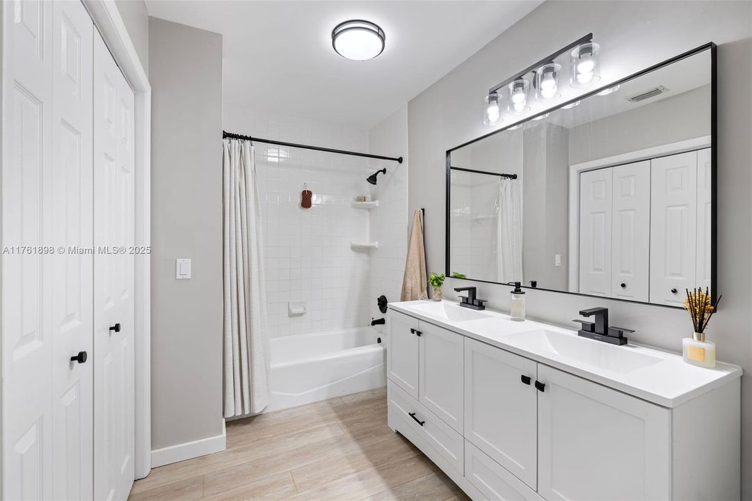 最近售出: $1,250,000 (4 贝兹, 3 浴室, 3007 平方英尺)