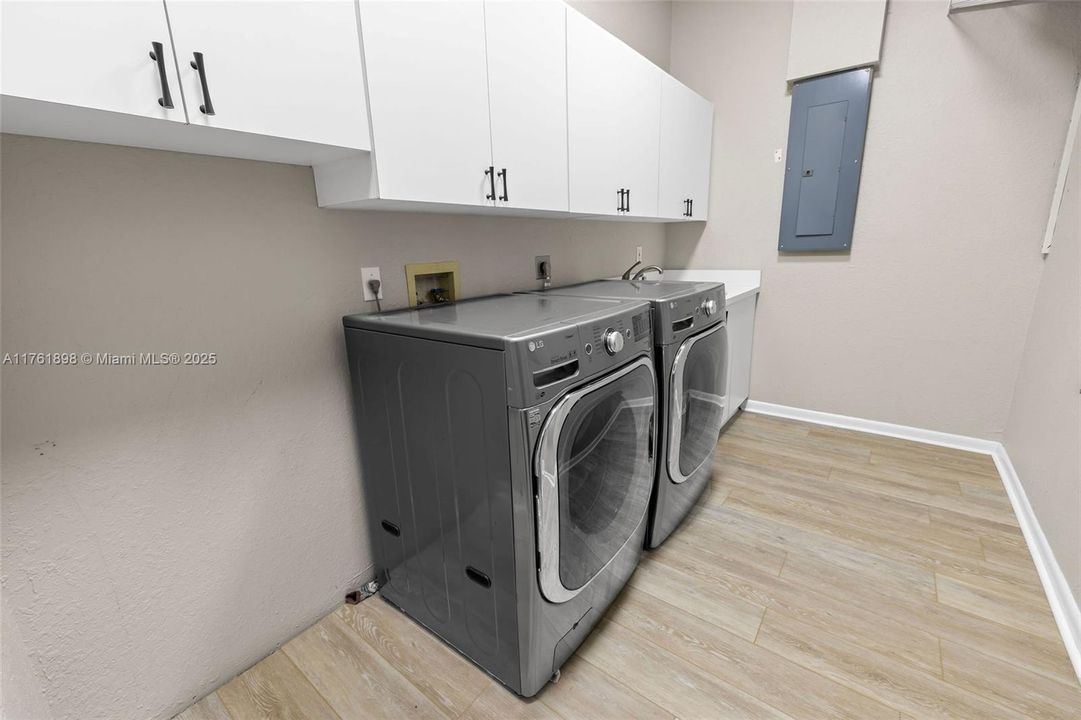 最近售出: $1,250,000 (4 贝兹, 3 浴室, 3007 平方英尺)