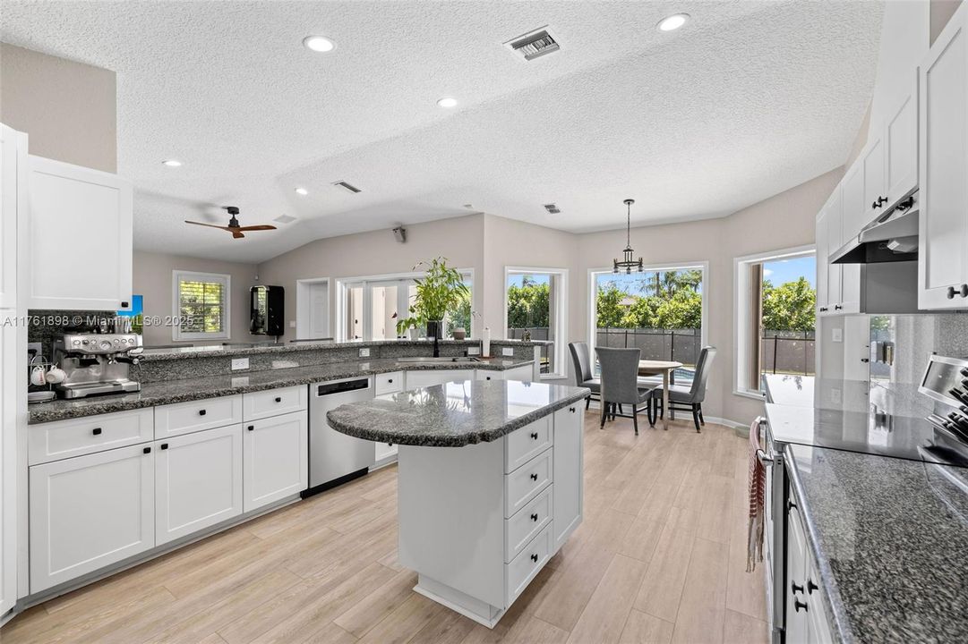 最近售出: $1,250,000 (4 贝兹, 3 浴室, 3007 平方英尺)